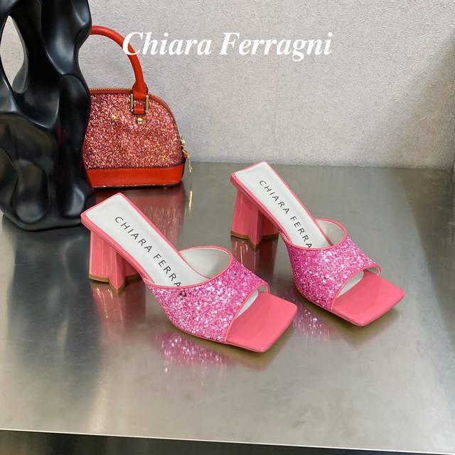 Chiara Ferragni 眨眼睛 春夏新款亮片梅花跟拖鞋 Chiara Ferragni作为一个新晋时尚轻奢品牌 其始终传达着个性的观念 无论是丰富的色彩