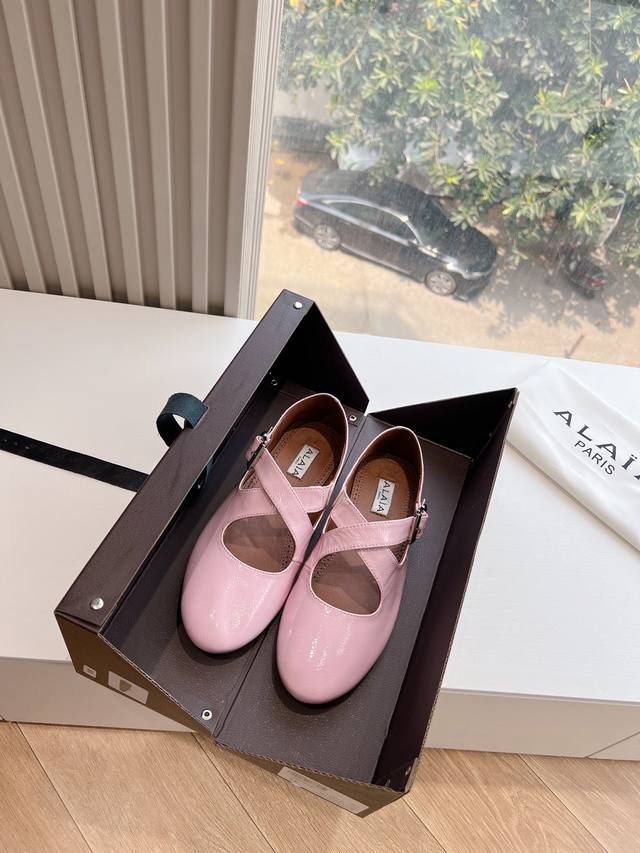 G002原版购入法国一线奢侈品牌alaia 阿莱亚24Ss法式仙女芭蕾舞平底跳舞鞋 Alaia品牌源自其创始人 Azzedine Alaia是上世纪80 年代