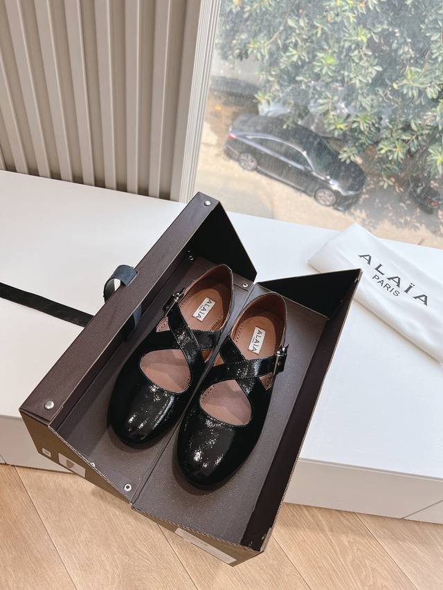 G002原版购入法国一线奢侈品牌alaia 阿莱亚24Ss法式仙女芭蕾舞平底跳舞鞋 Alaia品牌源自其创始人 Azzedine Alaia是上世纪80 年代