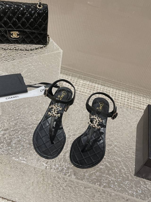 代购级别 Chanel 23春夏新品凉鞋 高端品质 万年经典 春夏最新幻彩珍珠扣经典夹趾凉鞋 时尚经典爆款 永不褪色双c扣 原版包装 织带 花 芯片 鞋面: 进