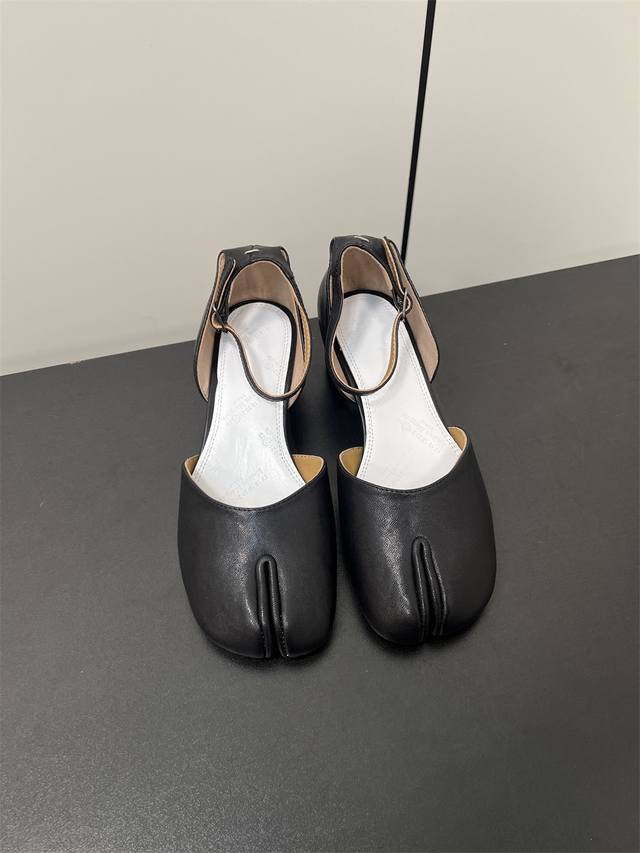 Maisonmargiela Mm6马吉拉复古蝴蝶结分趾中跟中空凉鞋 刻着 时髦 两字的猪蹄分趾鞋 这次在原来的基础上又做了升级 分趾开衩位置真的是考究工艺的细