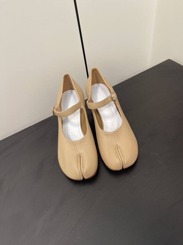 Maisonmargiela 马吉拉mm6小跟玛丽珍新品 带6Cm的小跟 刚刚好的高度 太好穿啦吧 水晶羊皮鞋面 羊皮里 牛皮底 Size 35-41 40.4