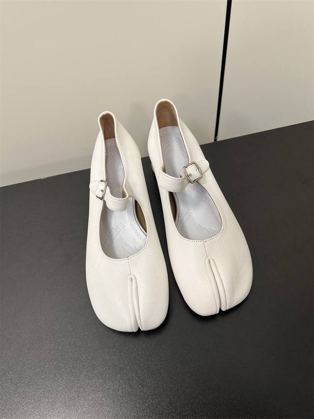 Maisonmargiela 马吉拉mm6小跟玛丽珍新品 带3Cm的小跟 刚刚好的高度 太好穿啦吧 水晶羊皮鞋面 羊皮里 牛皮底 Size 35-41 40.4