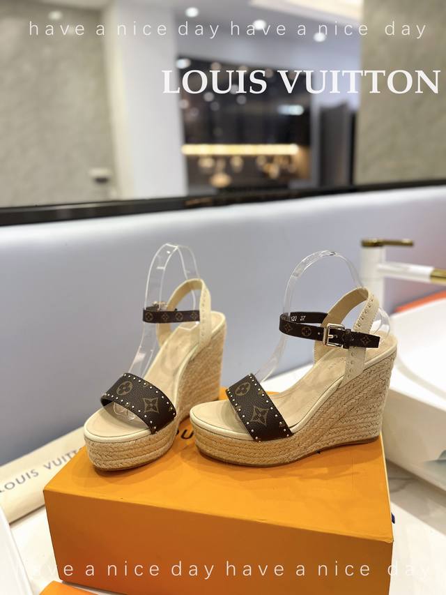 出厂价 Loui& Vuitto&路易威登 法国代购新款驴牌 春夏首选 最新走秀款厚底凉鞋 香港原版购入一比一开模 今年的款式比去年增加了老花原素 显得更为大牌