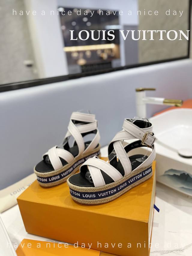 出厂价 Loui& Vuitto&路易威登 法国代购新款驴牌 春夏首选 最新走秀款厚底凉鞋 香港原版购入一比一开模 今年的款式比去年增加了老花原素 显得更为大牌