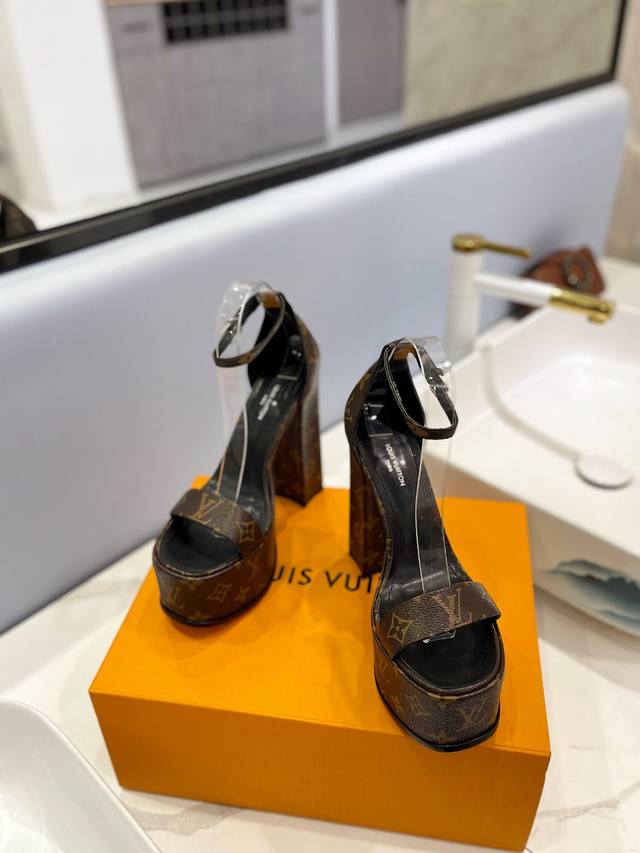 出厂价 Loui& Vuitto& 2023 Lv欧美风时尚凉鞋 ++= 最新款路易威登传统硬箱的精巧标准品牌扣你前带简约大方 春夏新品 专柜主打最新款高跟系列