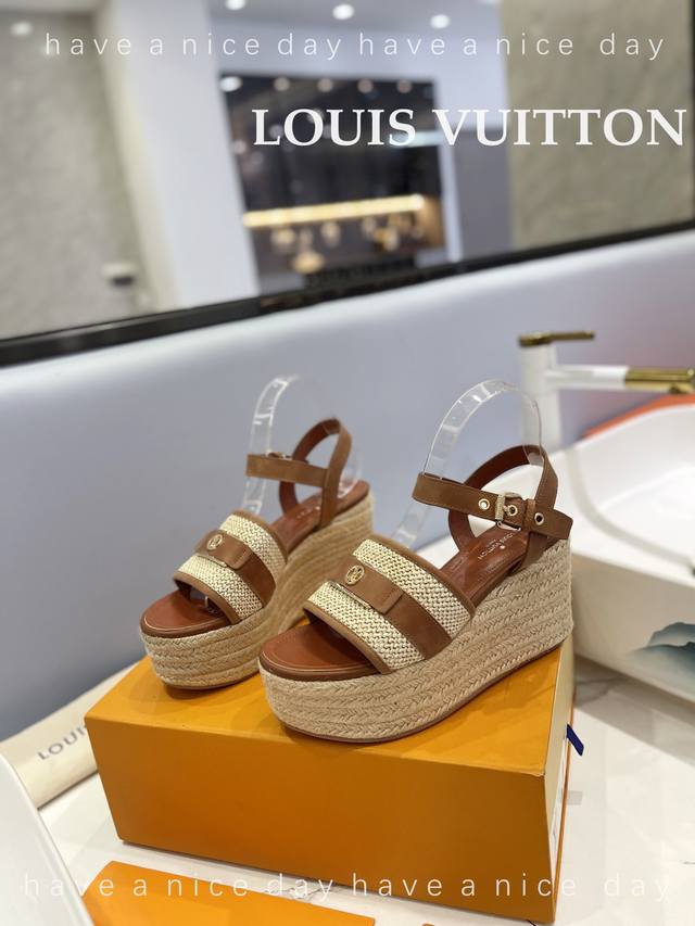 出厂价 Loui*Vuitton 2023 最新走秀款厚底凉鞋 香港原版购入一比一开模 今年的款式比去年增加了新原素 显得更为大牌 皮面款采用原版树膏皮牛皮 内