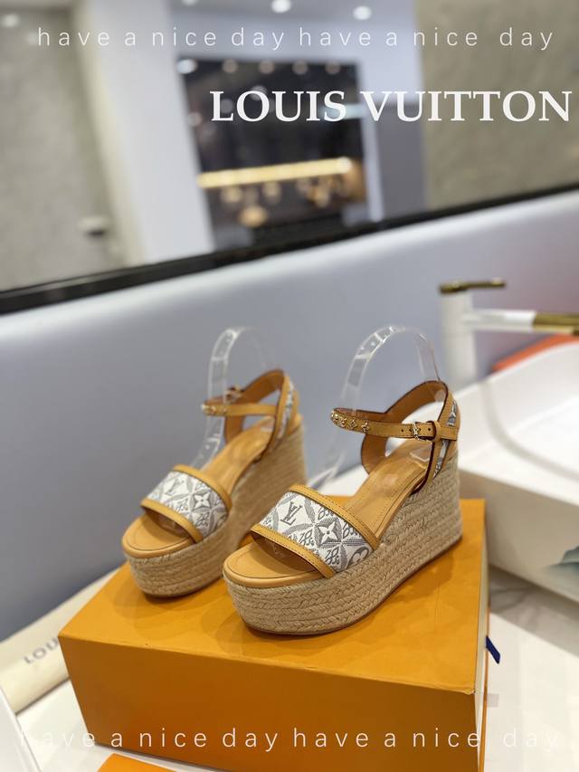 出厂价 Loui*Vuitton 2023 最新走秀款厚底凉鞋 香港原版购入一比一开模 今年的款式比去年增加了新原素 显得更为大牌 皮面款采用原版树膏皮牛皮 内