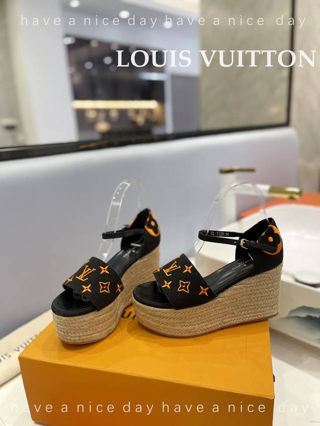 出厂价 Loui*Vuitton 最新走秀款厚底凉鞋 香港原版购入一比一开模 今年的款式比去年增加了老花原素 显得更为大牌 牛仔布面款 内里垫脚全羊皮 水台原版