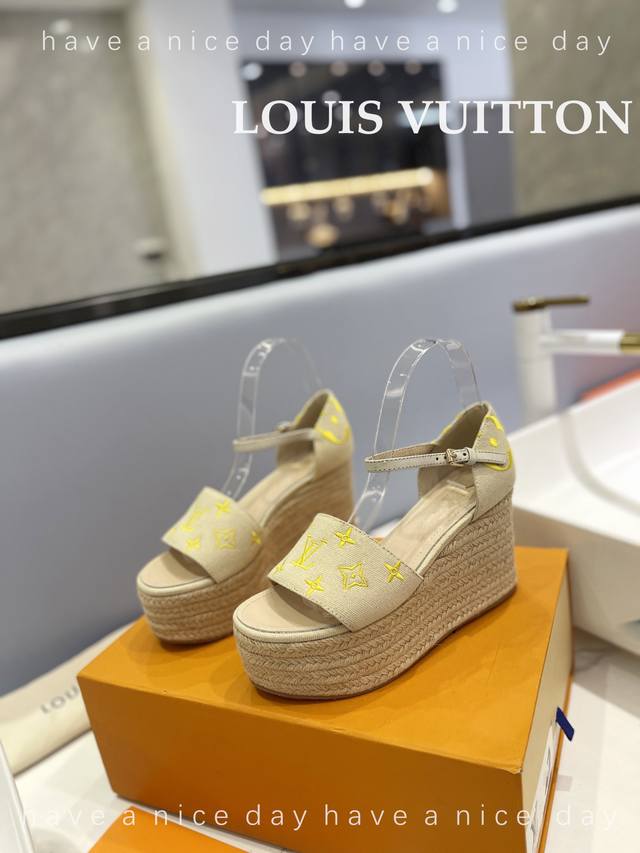 出厂价 Loui*Vuitton 最新走秀款厚底凉鞋 香港原版购入一比一开模 今年的款式比去年增加了老花原素 显得更为大牌 牛仔布面款 内里垫脚全羊皮 水台原版