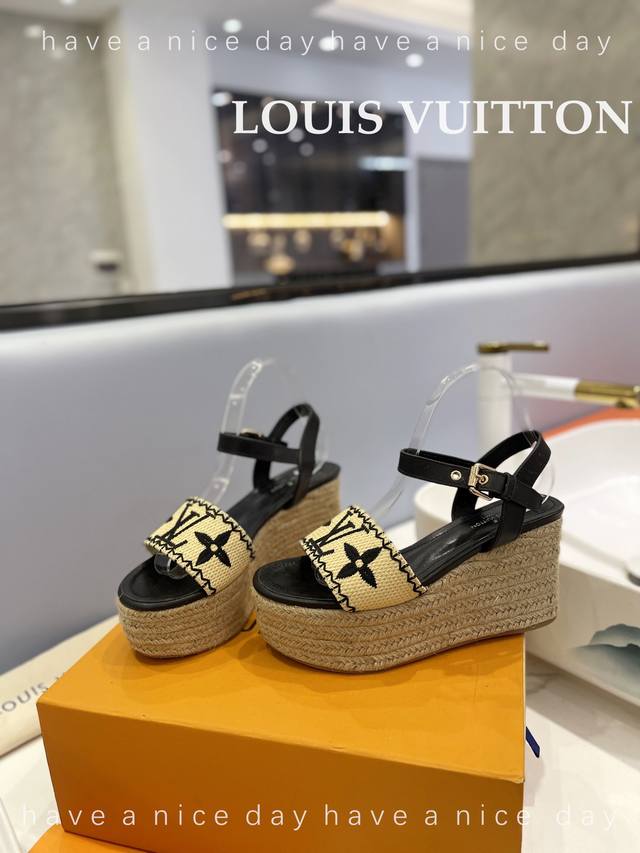 出厂价 Loui*Vuitton 2023 最新走秀款厚底凉鞋 香港原版购入一比一开模 今年的款式比去年增加了新原素 显得更为大牌 皮面款采用原版仿旧打蜡牛皮