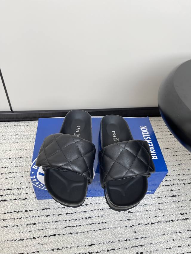 Birkenstock 24Ss 电绣拖鞋 产品全面升级 底床更舒服 垫脚皮全部机器压贴上去的 细节效果做到更好 对标官网 鞋面牛皮 内里羊皮 原版橡胶大底 S