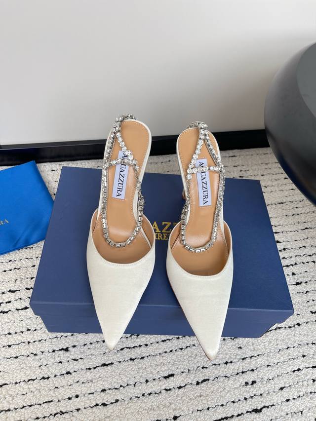 Aquazzura 菠萝 春夏新品胶片水晶钻后空凉鞋 王室贵族的钟爱 雍容华贵 气质高雅 别致的水钻饰扣 夏天穿这种blingbling的鞋子真的绝美女孩子真的