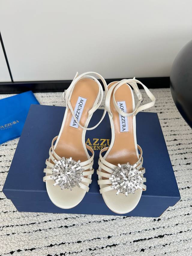 Aquazzura 菠萝 春夏新品胶片水晶钻后空凉鞋 王室贵族的钟爱 雍容华贵 气质高雅 别致的水钻饰扣 夏天穿这种blingbling的鞋子真的绝美女孩子真的