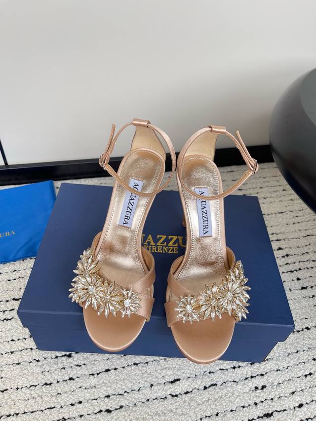 Aquazzura 菠萝 春夏新品胶片水晶钻后空凉鞋 王室贵族的钟爱 雍容华贵 气质高雅 别致的水钻饰扣 夏天穿这种blingbling的鞋子真的绝美女孩子真的