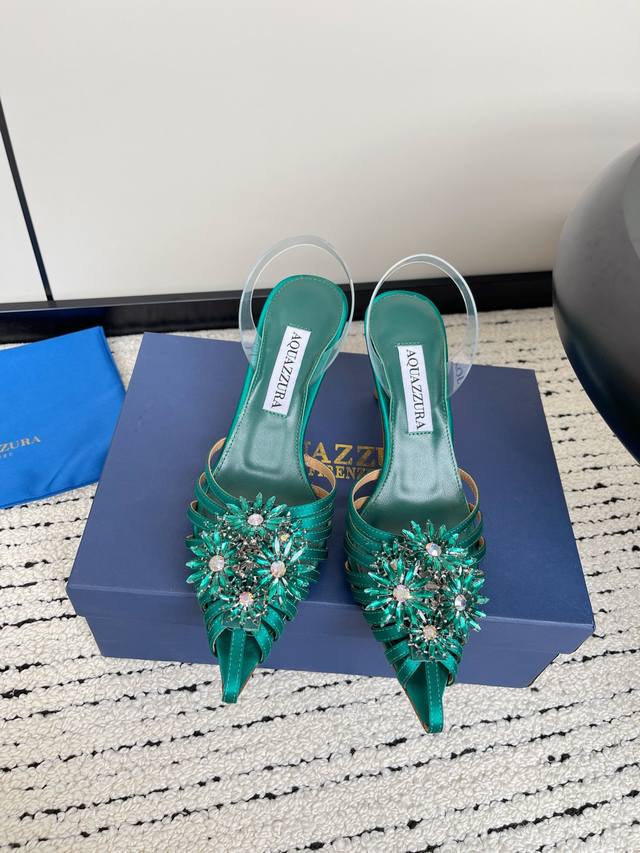 Aquazzura 菠萝 春夏新品胶片水晶钻后空凉鞋 王室贵族的钟爱 雍容华贵 气质高雅 别致的水钻饰扣 夏天穿这种blingbling的鞋子真的绝美女孩子真的