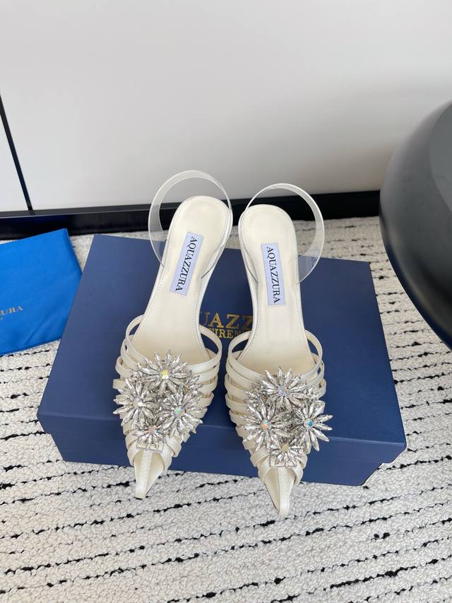 Aquazzura 菠萝 春夏新品胶片水晶钻后空凉鞋 王室贵族的钟爱 雍容华贵 气质高雅 别致的水钻饰扣 夏天穿这种blingbling的鞋子真的绝美女孩子真的