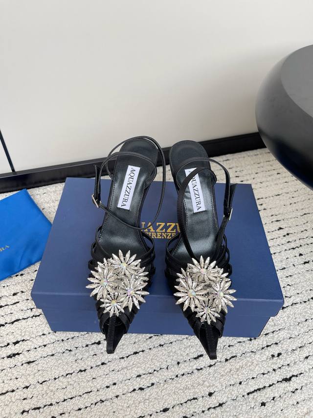 Aquazzura 菠萝 春夏新品胶片水晶钻后空凉鞋 王室贵族的钟爱 雍容华贵 气质高雅 别致的水钻饰扣 夏天穿这种blingbling的鞋子真的绝美女孩子真的