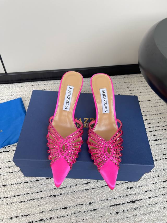 Aquazzura 菠萝 春夏新品胶片水晶钻后空凉鞋 王室贵族的钟爱 雍容华贵 气质高雅 别致的水钻饰扣 夏天穿这种blingbling的鞋子真的绝美女孩子真的