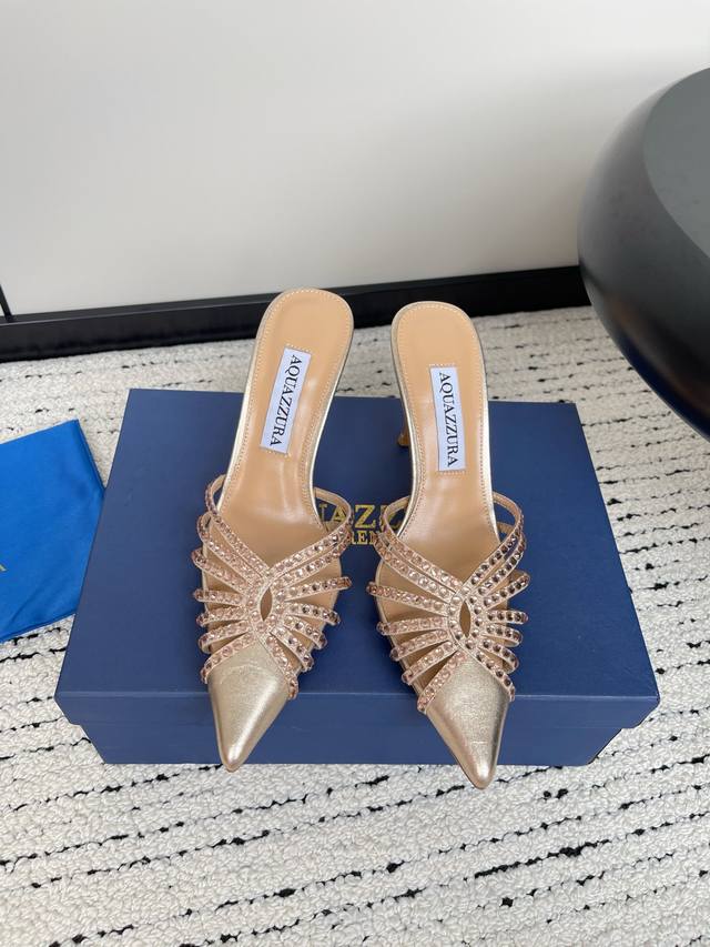 Aquazzura 菠萝 春夏新品胶片水晶钻后空凉鞋 王室贵族的钟爱 雍容华贵 气质高雅 别致的水钻饰扣 夏天穿这种blingbling的鞋子真的绝美女孩子真的