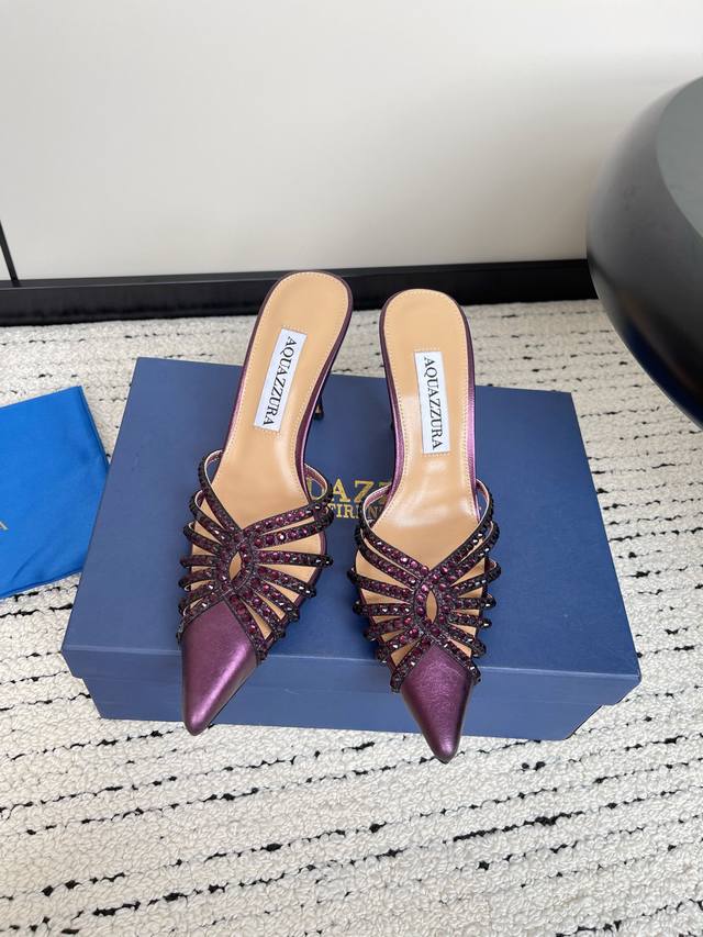 Aquazzura 菠萝 春夏新品胶片水晶钻后空凉鞋 王室贵族的钟爱 雍容华贵 气质高雅 别致的水钻饰扣 夏天穿这种blingbling的鞋子真的绝美女孩子真的