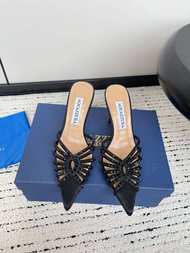 Aquazzura 菠萝 春夏新品胶片水晶钻后空凉鞋 王室贵族的钟爱 雍容华贵 气质高雅 别致的水钻饰扣 夏天穿这种blingbling的鞋子真的绝美女孩子真的