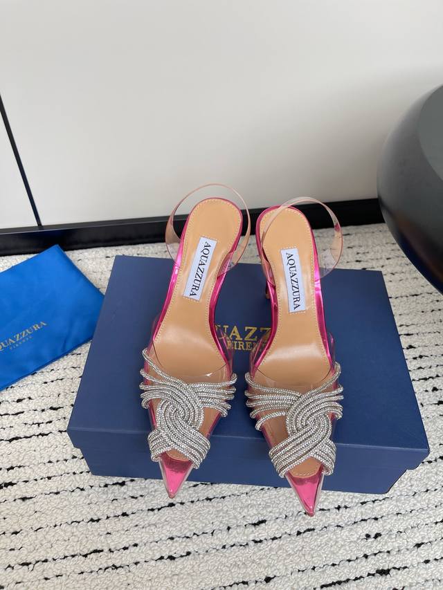 Aquazzura 菠萝 春夏新品胶片水晶钻后空凉鞋 王室贵族的钟爱 雍容华贵 气质高雅 别致的水钻饰扣 夏天穿这种blingbling的鞋子真的绝美女孩子真的