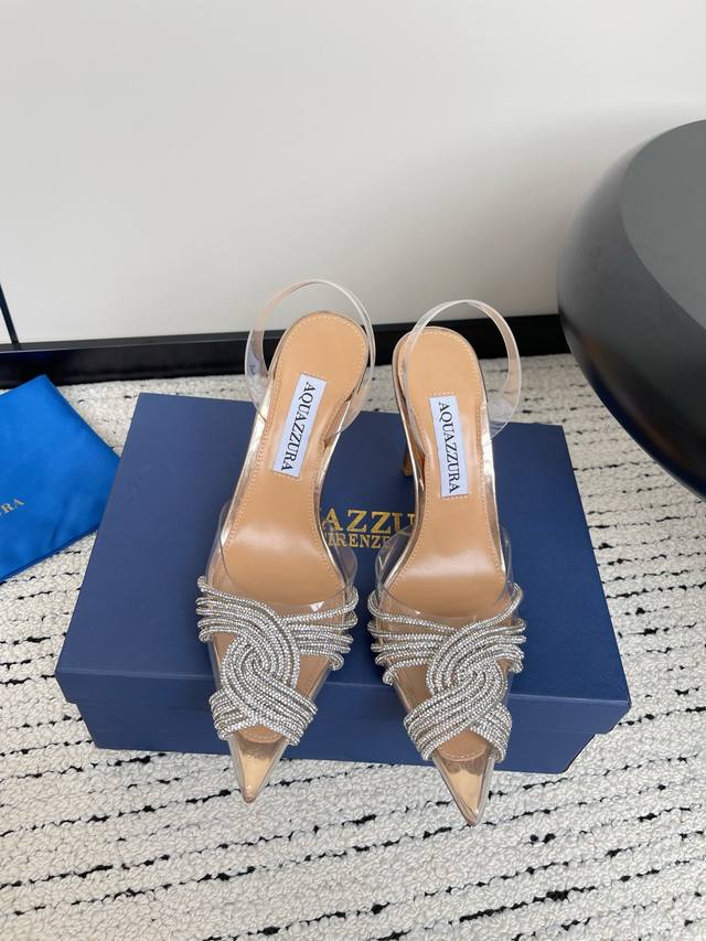 Aquazzura 菠萝 春夏新品胶片水晶钻后空凉鞋 王室贵族的钟爱 雍容华贵 气质高雅 别致的水钻饰扣 夏天穿这种blingbling的鞋子真的绝美女孩子真的