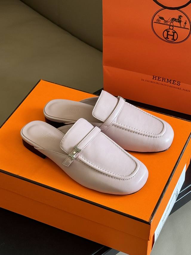 顶级品质 Hermes Ss24 New Arrival H家2024春夏穆勒拖鞋新品 H家圆头造型的穆勒拖 还是第一款 上脚包裹感更强 走路更跟脚 三个牛仔布