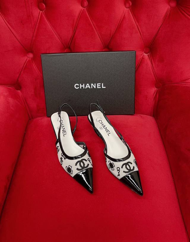 出厂价 Chanel香奈儿2024 尖头 玛丽珍 后空 单鞋 经典版型搭配组合营造出了很强烈的高级感 上脚非常精致 俏皮 而且很显女人味 而且经典的版型让它兼具