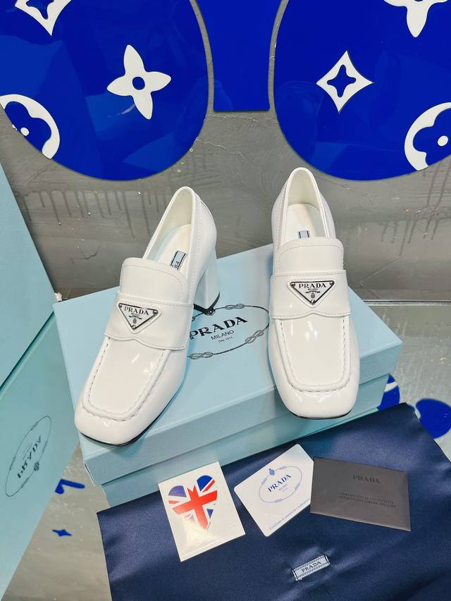 出厂价 Prada 凉鞋 单鞋普拉达春夏新品 顶级版本 实力来袭 Prada Glow限时店很闪亮的单品 玛丽珍单鞋 超级爆系列爆品 各大网红明星乔欣 程潇 刘