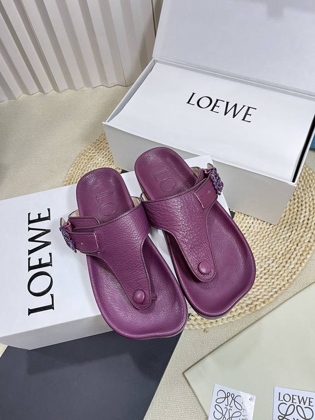 出厂价: 男+10 情侣款 罗意威 Loewe开春新款 凉拖鞋 Ease三连花瓣头 全皮包裹博肯鞋 羊皮材质 舒适度极高 非常具有辨识度 美貌与实用并存舒适而不