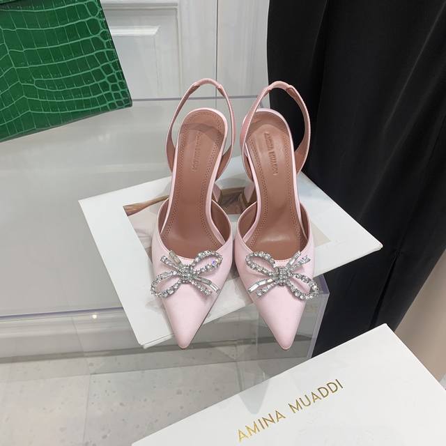 出厂价: Amina Muaddi灰姑娘水晶鞋 没有王子不要紧 每个女生只要拥有一双灰姑娘的水晶鞋就已经够幸福~ 不用男人 要美鞋 法国设计 意大利制造的精致高