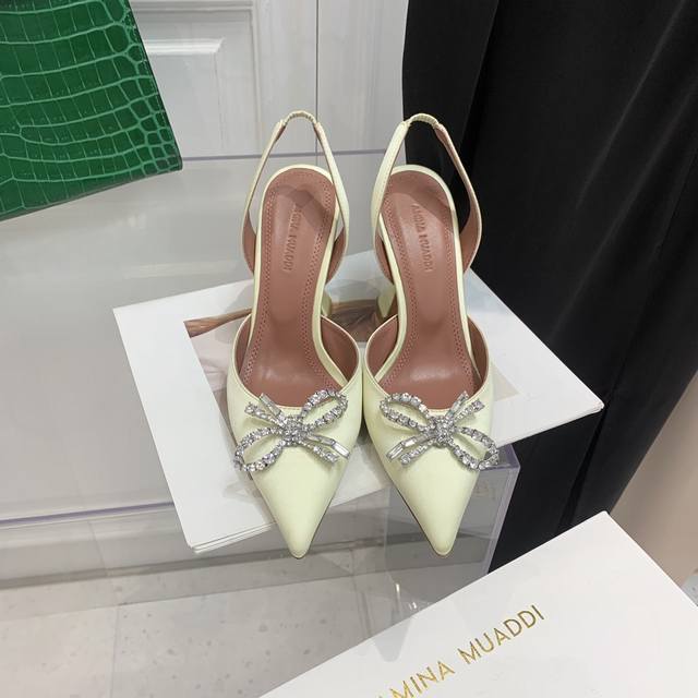 出厂价: Amina Muaddi灰姑娘水晶鞋 没有王子不要紧 每个女生只要拥有一双灰姑娘的水晶鞋就已经够幸福~ 不用男人 要美鞋 法国设计 意大利制造的精致高