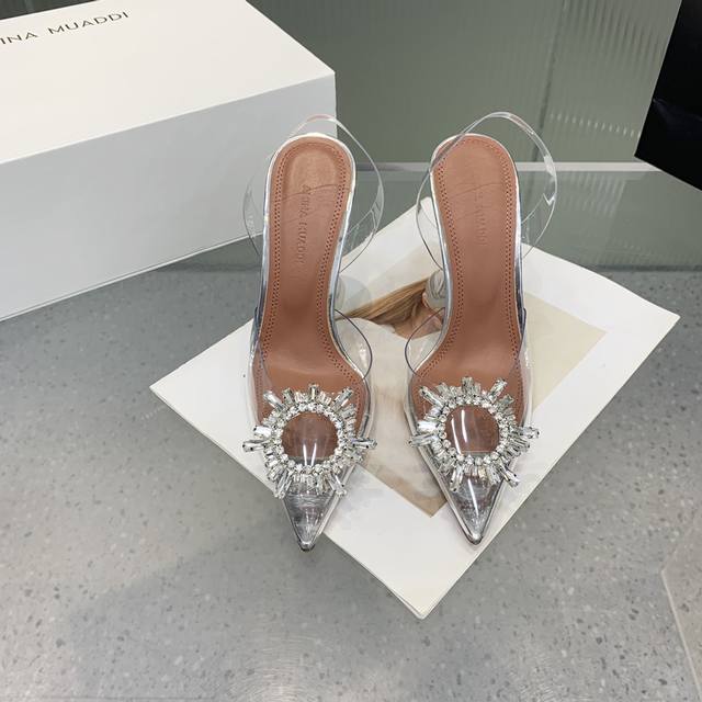Amina Muaddi灰姑娘水晶鞋 没有王子不要紧 每个女生只要拥有一双灰姑娘的水晶鞋就已经够幸福~ 不用男人 要美鞋 法国设计 意大利制造的精致高跟鞋 它的