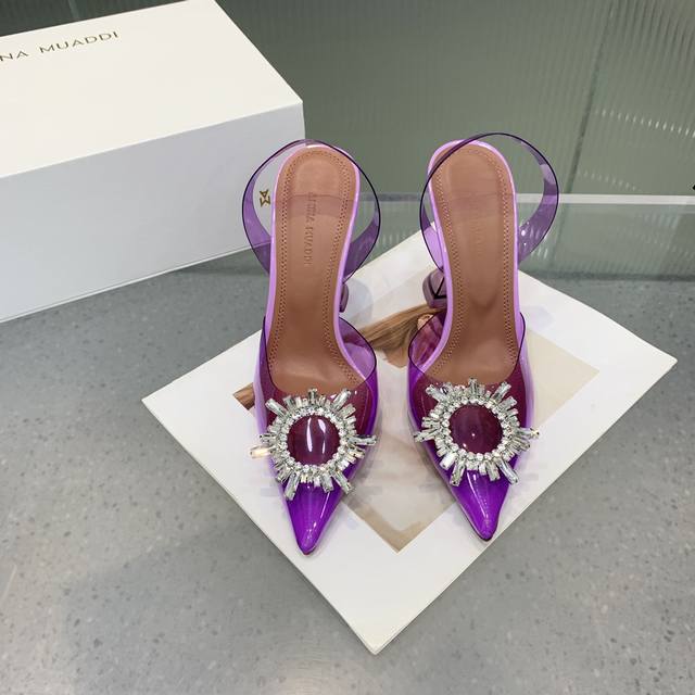 Amina Muaddi灰姑娘水晶鞋 没有王子不要紧 每个女生只要拥有一双灰姑娘的水晶鞋就已经够幸福~ 不用男人 要美鞋 法国设计 意大利制造的精致高跟鞋 它的