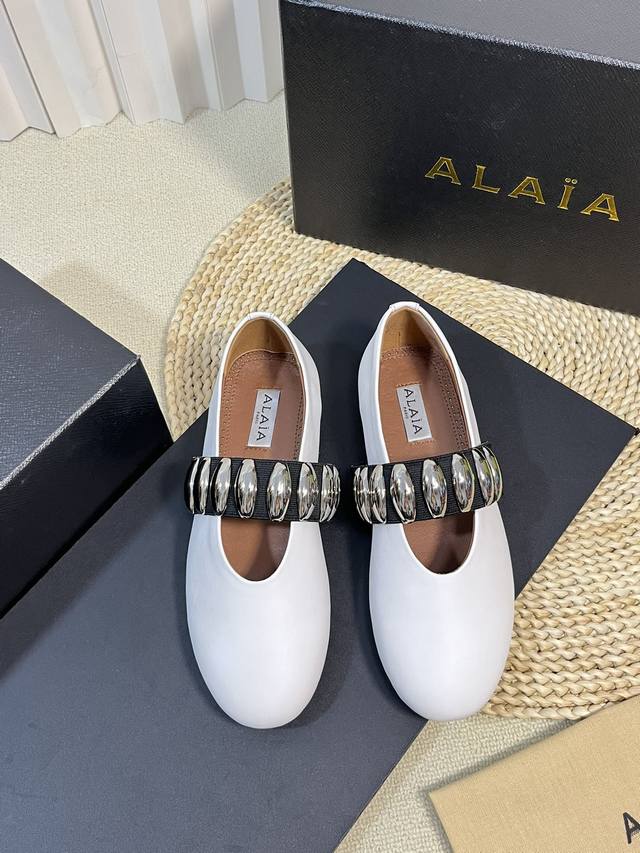 出厂价: Alaia 阿莱亚经典芭蕾舞鞋新品 以芭蕾的灵动意韵融于日常 以现代笔触刻画舞鞋经典轮廓 从经典日式鞋履汲取灵感 浪漫又迷人 满满的少女风即摩登又复古