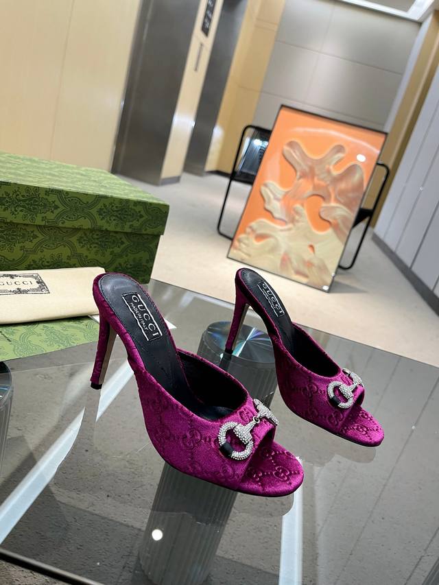 Guccl 新款高跟凉拖鞋每个细节皆经过精心细致打造，采用别具一格的gg天鹅绒搭配小蝴蝶结彰显出众魅力。焕新系列呼应近斯系列展现的格调，通过复古审美和现代风尚，