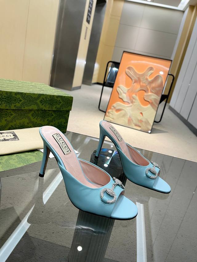 Guccl 新款高跟凉拖鞋每个细节皆经过精心细致打造，采用别具一格的gg天鹅绒搭配小蝴蝶结彰显出众魅力。焕新系列呼应近斯系列展现的格调，通过复古审美和现代风尚，