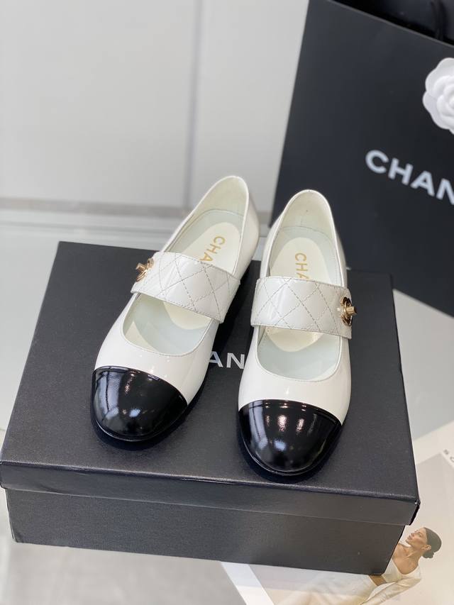 冲量价: Chanel 23P玛丽珍新款跟鞋！ 可可爱爱的玛丽珍造型，原版开模五金跟！ 鞋面内里羊皮，真皮大底。 Size:35-39 40定