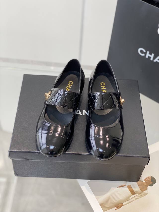 冲量价: Chanel 23P玛丽珍新款跟鞋！ 可可爱爱的玛丽珍造型，原版开模五金跟！ 鞋面内里羊皮，真皮大底。 Size:35-39 40定