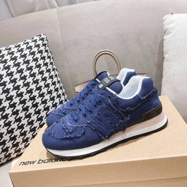 冲量价: Miu Miu X Nb 574联名款，在2022春夏时装周秀场上首度曝光，牛仔面料鞋面，搭配做旧的毛边设计，复古又叛逆，令人眼前一亮。在设计方面类似