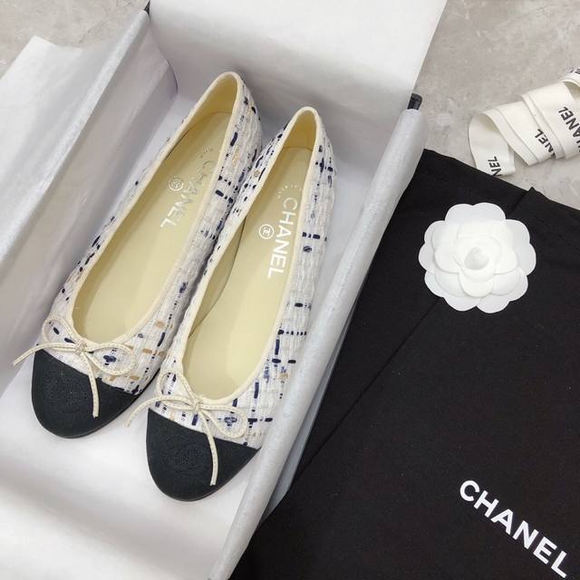 冲量价: Chanel 经典拼色芭蕾鞋 时尚走秀款m多年过去，依旧吸粉 拼接色混搭，蝴蝶结点缀，演绎时尚！怎么搭怎么好看系列！ 原版定制原木色橡胶大底，1.5C
