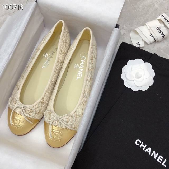 冲量价: Chanel 经典拼色芭蕾鞋 时尚走秀款m多年过去，依旧吸粉 拼接色混搭，蝴蝶结点缀，演绎时尚！怎么搭怎么好看系列！ 原版定制原木色橡胶大底，1.5C