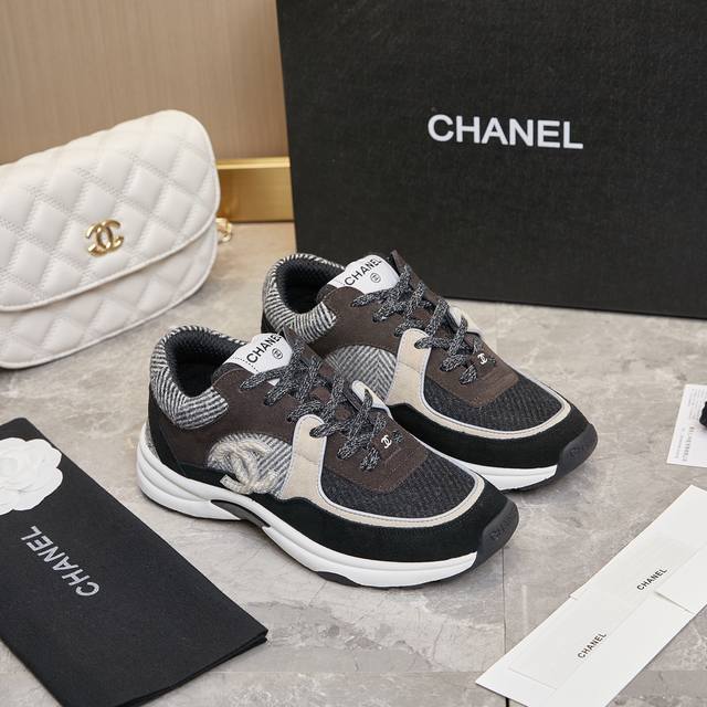 冲量价: Chanel香奈儿 小香2022专柜顶级休闲款运动鞋 这款经典设计；鞋面多种工艺电绣的风格；大底却时尚运动；不平凡的拥入了多种配色元素 多元化混搭非常