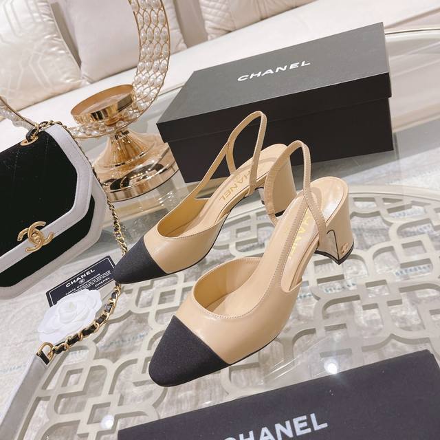 冲量价: Chanel 春夏季经典拼色粗跟侧空凉鞋 时尚走秀款 拼接色混搭，内侧空包头风格，6.5Cm 2.5粗跟小logo点缀，演绎时尚！怎么搭怎么好看系列！