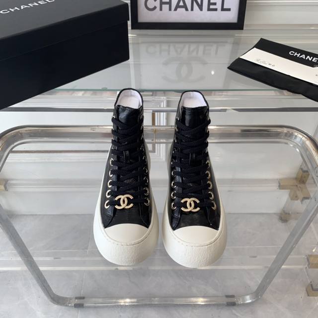 Chanel新款高帮休闲鞋 顶级版本 原版1:1定制 精工原版复刻大logo鞋扣 皱漆油蜡皮面料 柔软透气羊皮里 Size:35-41