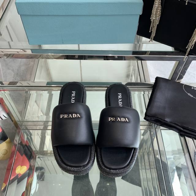 Prada 普拉达 2024Ss 拉菲草编织拖鞋鞋 今年流行的草编系列，懒人必备拖鞋上脚是如此的好看 让整双鞋轻便舒适鲜艳色彩满足不同风格时髦人士的多种选择 鞋