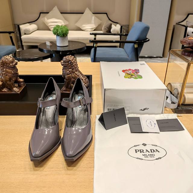 顶级包装配套最高版本 Prada 2024普拉达新品， 顶级版本 实力来袭！ Prada24Ss“T台秀款”,订购会最火爆的大粗跟,坡跟单鞋系列。 原版顶级开边