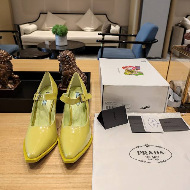 顶级包装配套最高版本 Prada 2024普拉达新品， 顶级版本 实力来袭！ Prada24Ss“T台秀款”,订购会最火爆的大粗跟,坡跟单鞋系列。 原版顶级开边